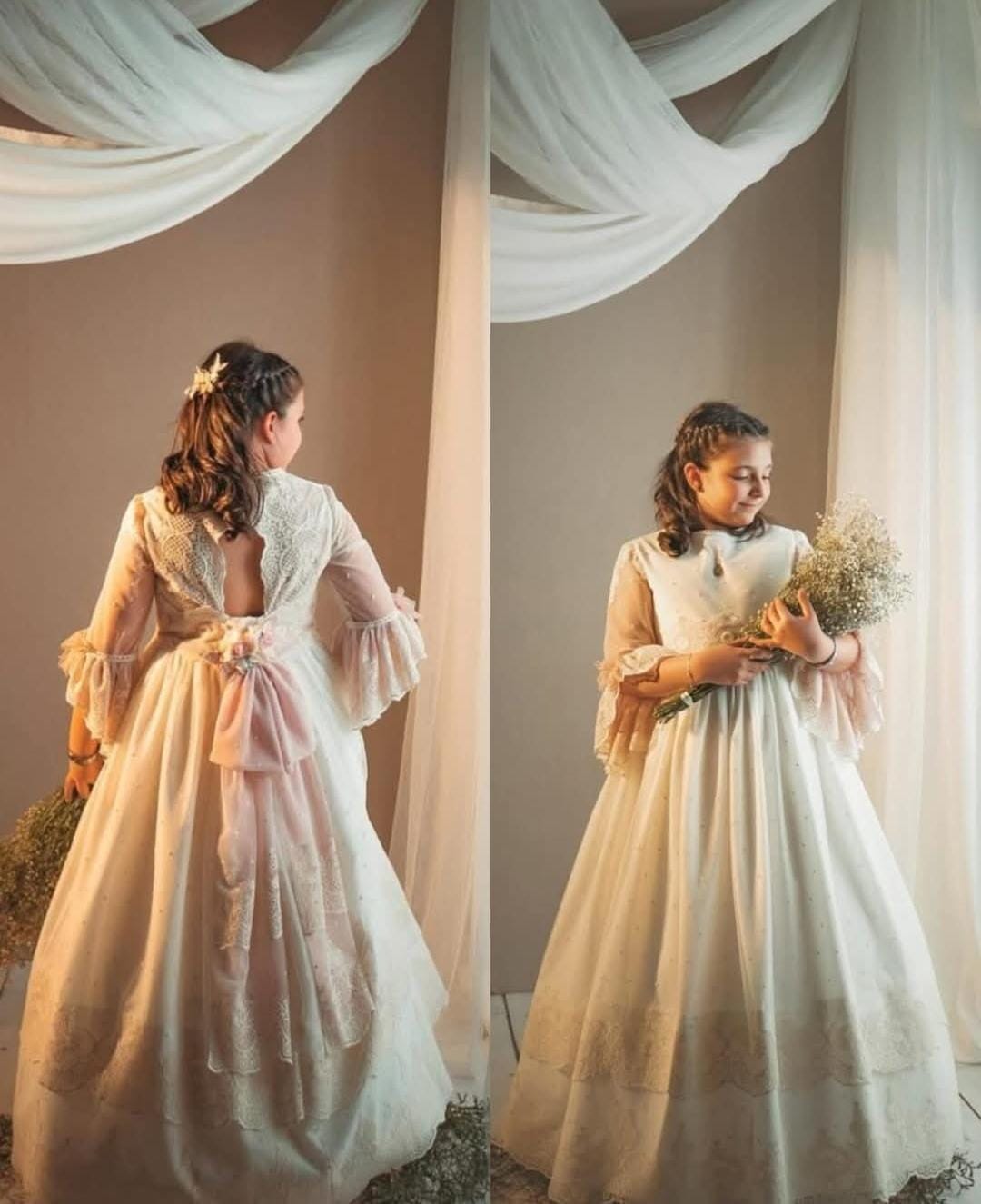 Vestido de comunión para niña en marfil con lazo rosa y ramo — Maitika Moda Albox